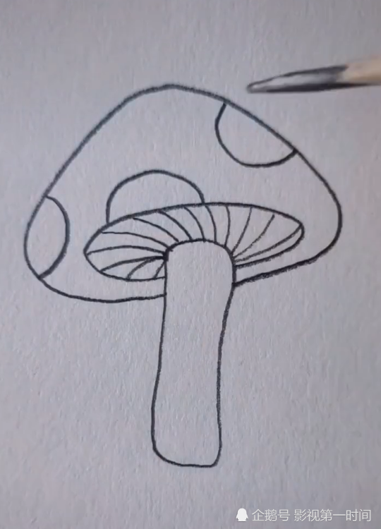 美术生简笔画蘑菇,被吐槽太幼稚,看到成品被打脸,网友