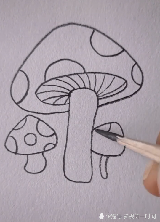 美术生简笔画蘑菇,被吐槽太幼稚,看到成品被打脸,网友