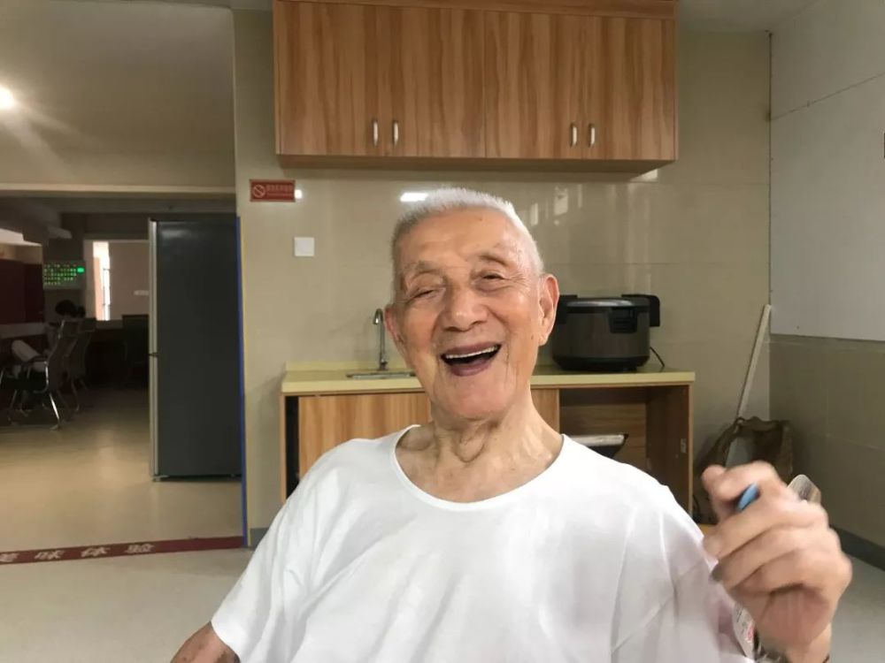 国德百岁老人谈养生:保持好心情,别闲着,不要胡思乱想!