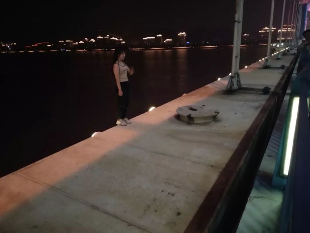 轻生女孩站在桥边,脚后跟已悬空!两秒后,一个身影飞扑