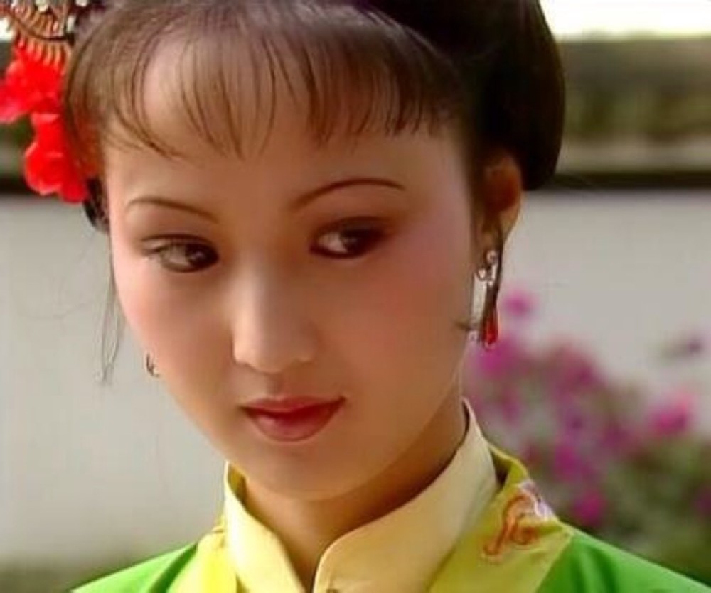 为了笼络贾琏,人前显示自己贤良,凤姐"逼"平儿做了贾琏的"屋里人".