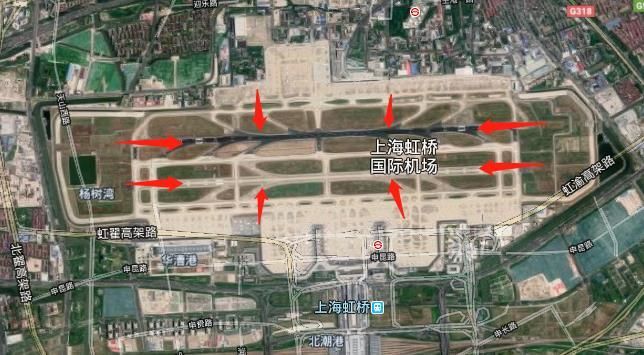 上海虹桥机场有两条跑道(箭头所指) 其实,虹桥机场也曾遇到过这样的