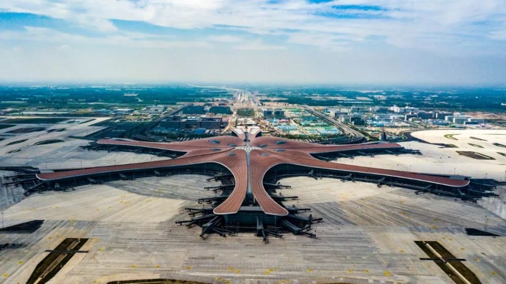 中轴线的南延长线上,一座振翅欲飞的"钢铁凤凰"——北京大兴国际机场