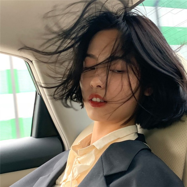 港风·女生头像:与其卑微的爱恋,不如高傲的孤独