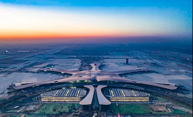 大兴机场位于北京市大兴区和河北省廊坊市广阳区之间,与天安门直线