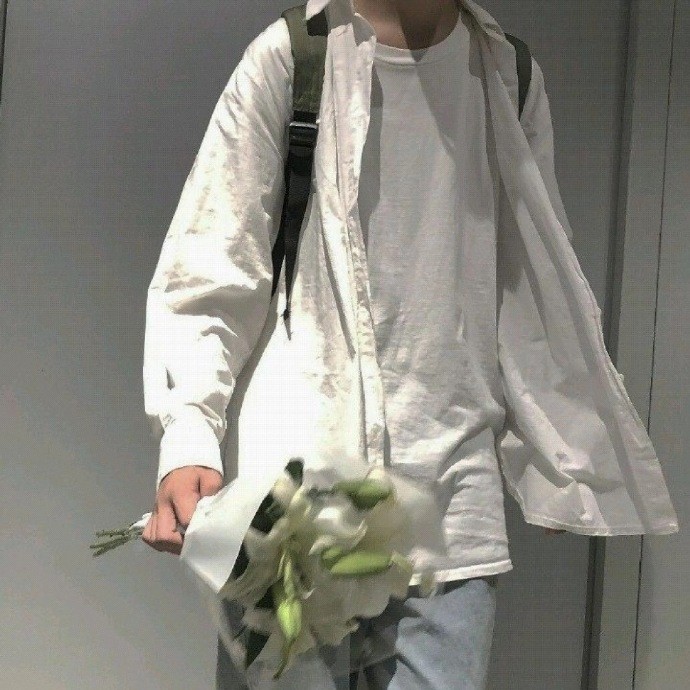 今天小编就来为大家分享一组ins超火的男生不露脸的头像