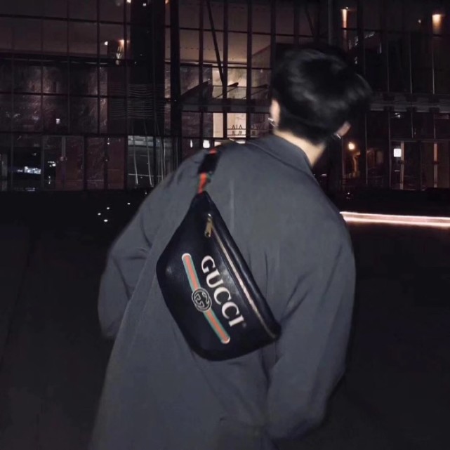 今天小编就来为大家分享一组ins超火的男生不露脸的头像