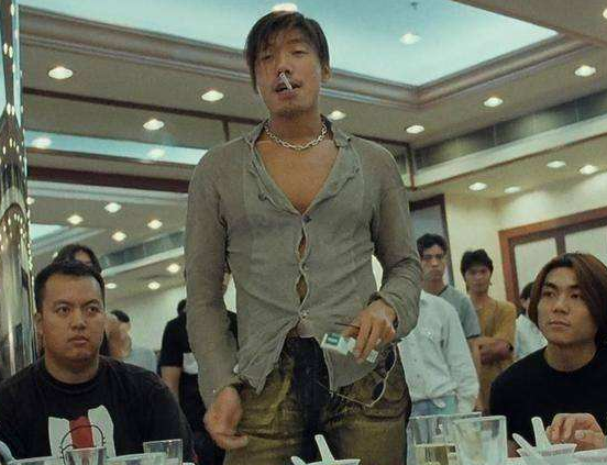 张耀扬应该算是饰演古惑仔最成功的演员了,他饰演的"洪兴乌鸦"让人