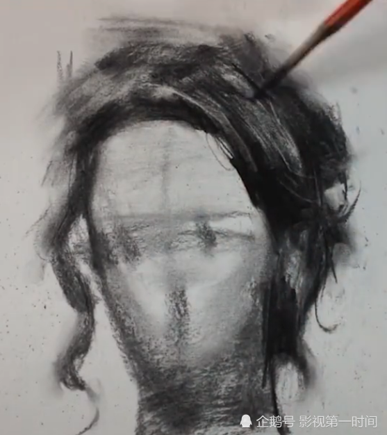 美术生炭笔画人像,开始感觉一团黑,渐渐膜拜了,网友:高手