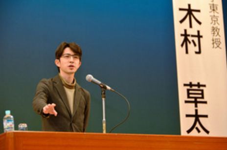 这位叫木村草太的教授,2003年毕业于东京大学,专供宪法学.