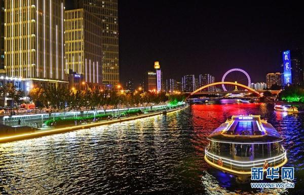 图为8月24日晚,游船行驶在靓丽的海河上.新华网发(史淞予 摄)