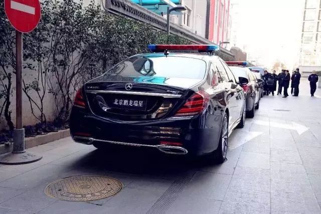 可能是全国最豪警车!专给红旗开道的警用版大奔,出巡