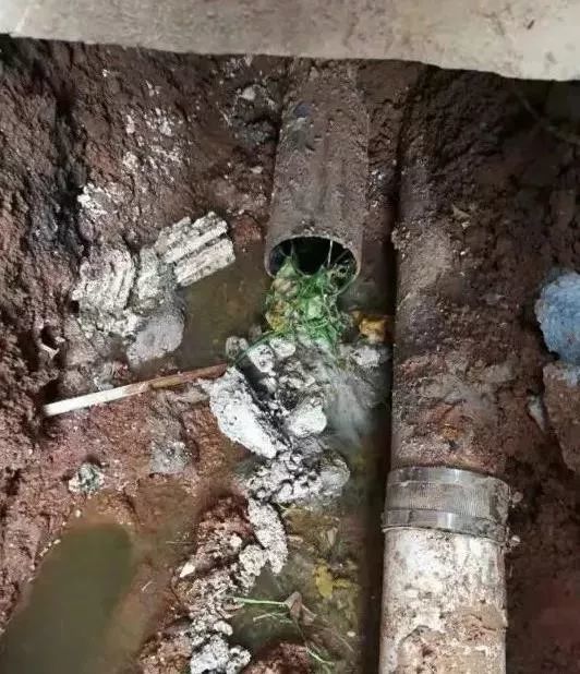 疏通下水道时的照片