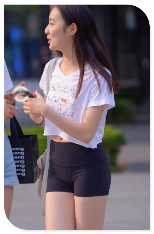 街拍:小姐姐穿"无痕"瑜伽裤,简单div设计,穿出了个性