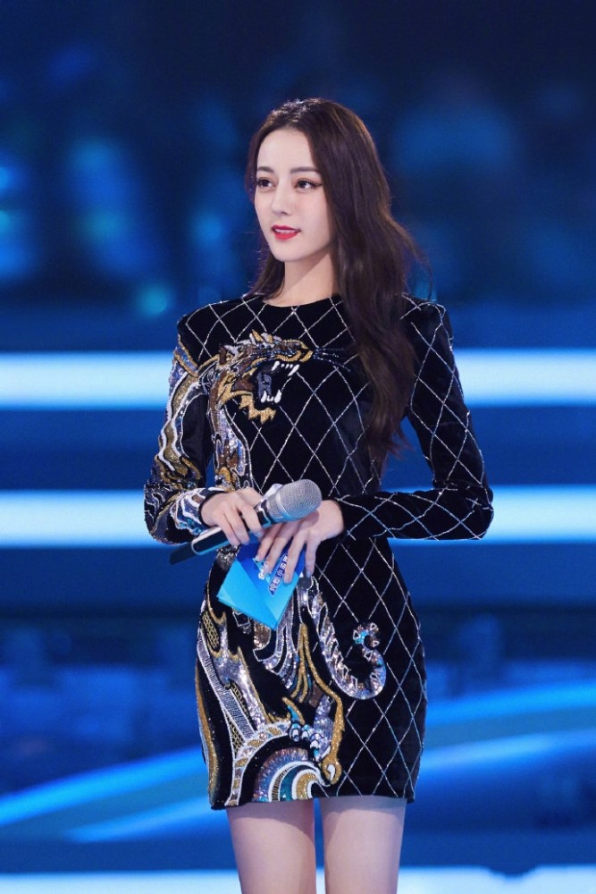 迪丽热巴穿"龙袍礼服"站台上,光彩华丽,魅力四射!
