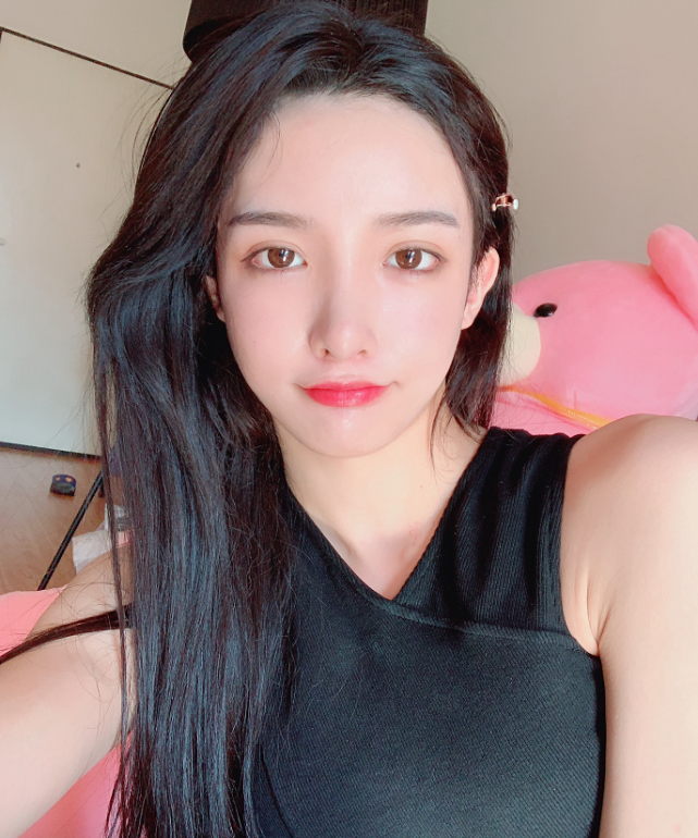 艾比休假后终于营业,近照却撞脸潘南奎?网友:省了10亿