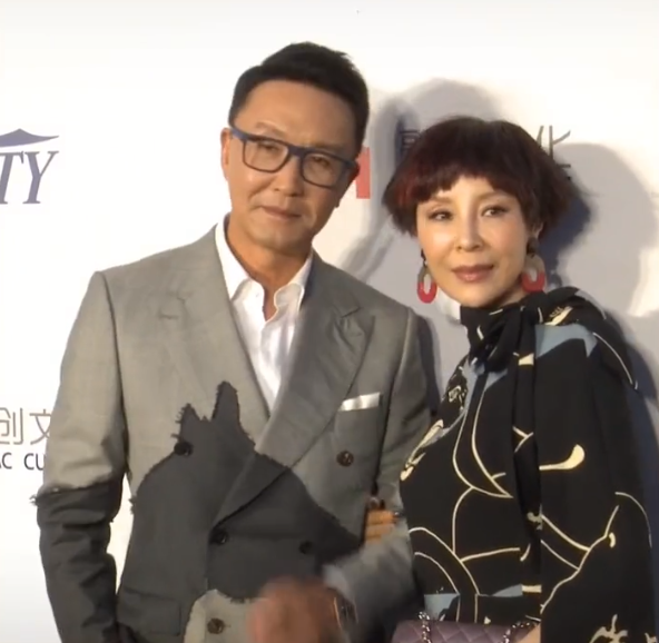 吴刚带自己老婆参加活动,看清她的脸后,网友:欧阳行长