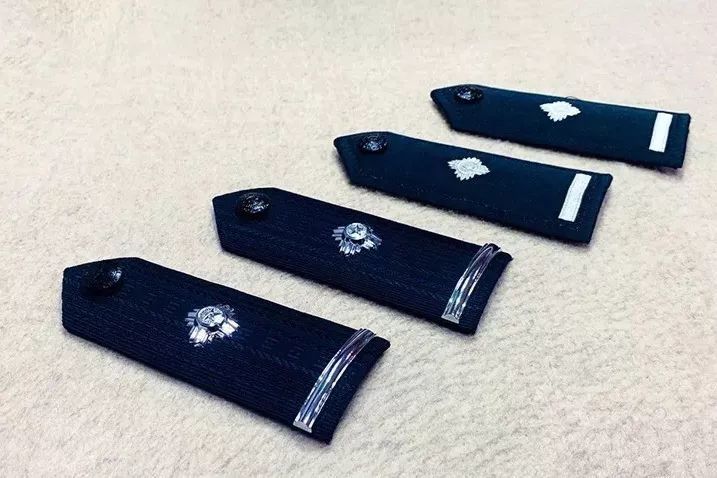 警察警衔中三级警司的通俗称谓,由一道银色横杠和一个四角星花组成,称