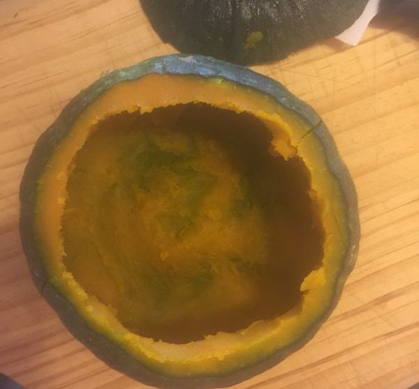 3.煮好后倒回南瓜壳中,滴几滴淡奶油用牙签拉一下花即可.