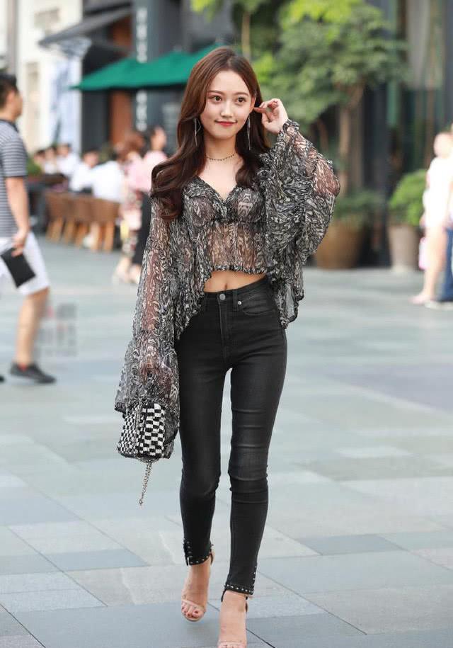 小姐姐身穿一件蝙蝠袖透明服装,显得轻盈灵动,让人显得格外的美
