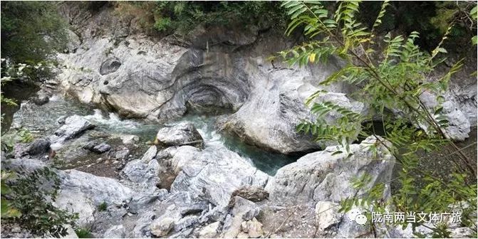 三峡第二峡是"观音峡,峡内有一线天,长命黑水,天狗镇龟等景点.