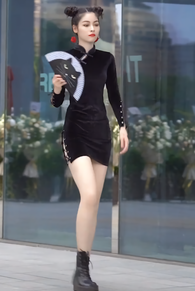 这是我见过最不像的一件旗袍她搭上马丁靴后潮到犯规