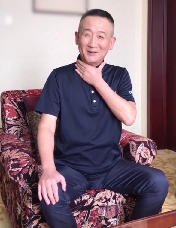 英达带13岁女儿罕露面,对一双儿女极尽宠爱,不闻大儿子巴图?