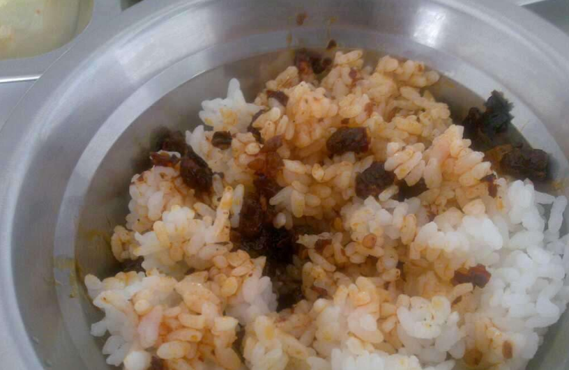 "穷"学生是如何充饥的?馒头咸菜 白开水,爸妈看了心里贼难受