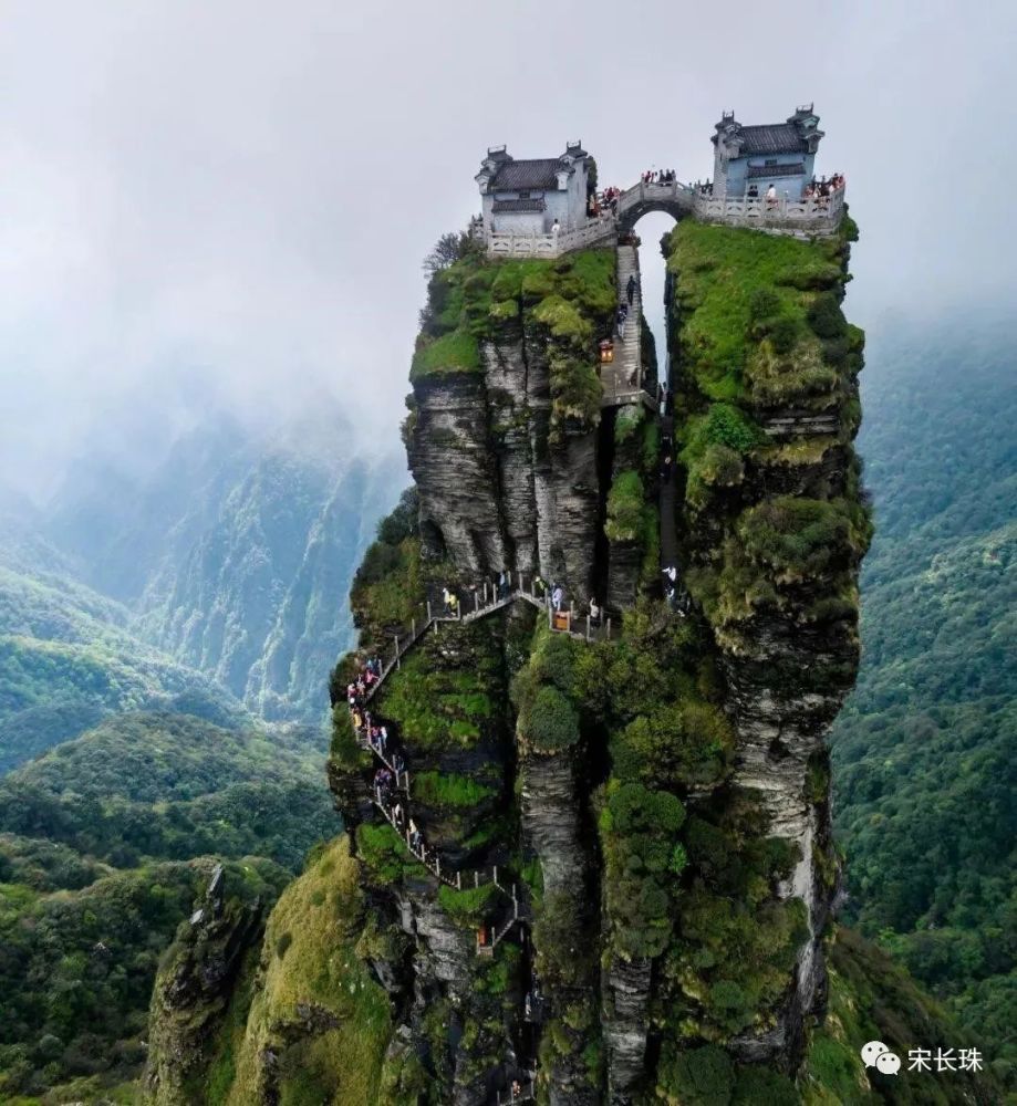 梵净山得名于"梵天净土",是中国少有的佛教道场和自然保护区,与山西