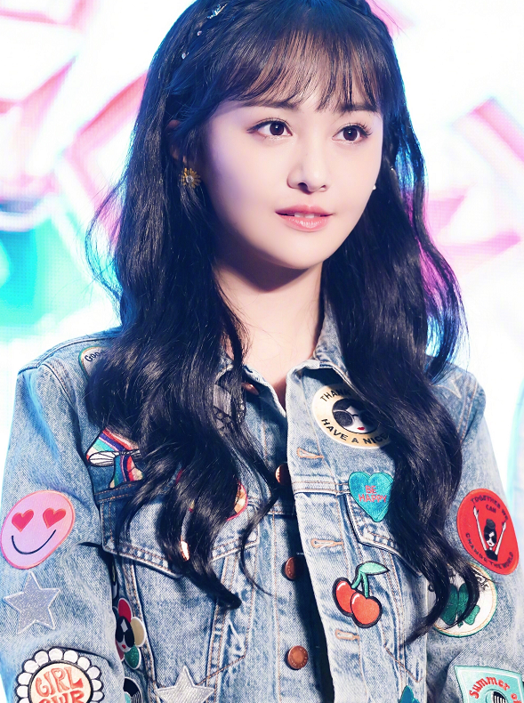 郑爽生日会美成仙女,看到路人拍的她和张恒,网友:男友