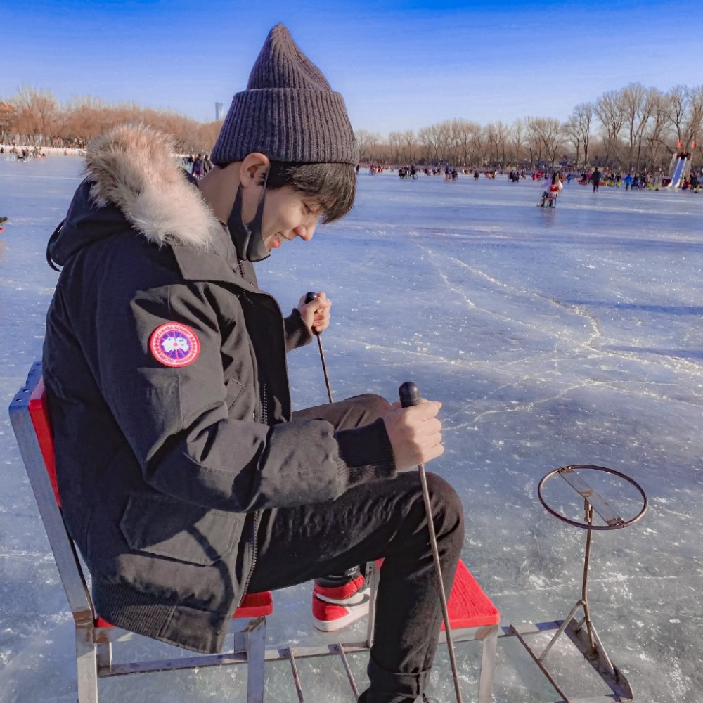 肖战在山顶上滑雪,看清他面对镜头做出的表情时,我感觉我心动了