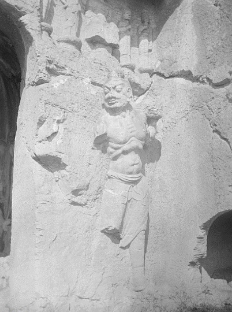 老照片:百年前外国人拍摄的龙门石窟,破坏已十分严重
