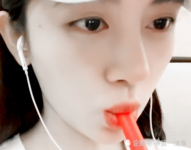 鞠婧祎喝奶茶被助理偷拍,忘记开美颜,看清正脸,网友