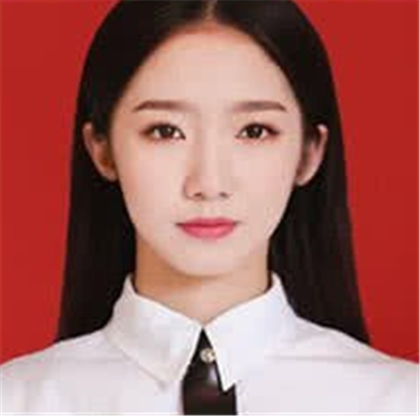 从图中可以看的出孟美岐的证件照非常的经典,身穿了一件白色衬衣,中发