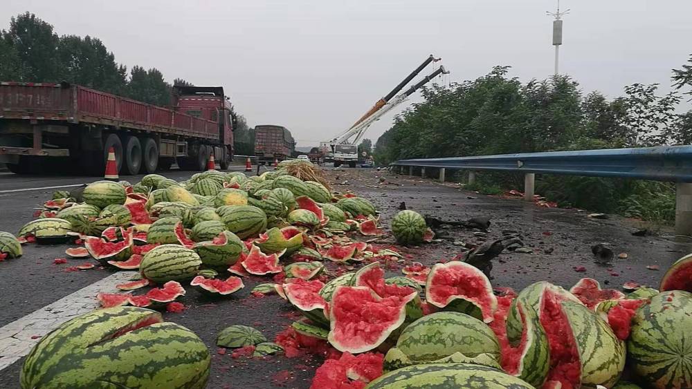 洛阳:拉瓜货车被追尾 高速公路上西瓜碎了一地