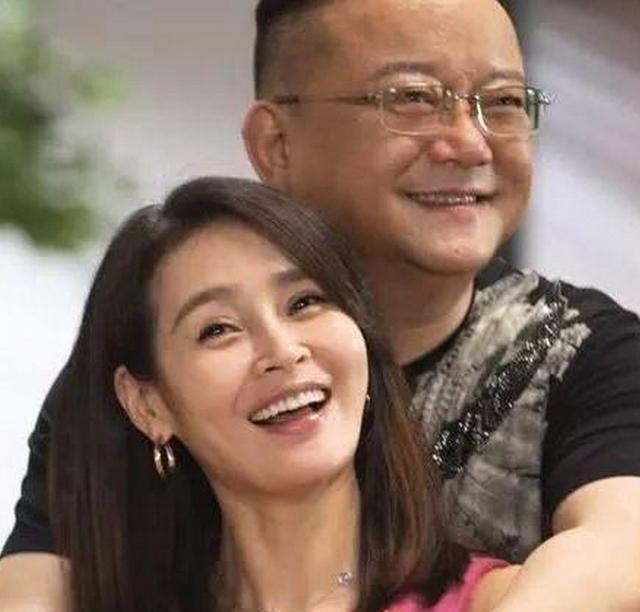 王刚60岁老来得子,老婆漂亮,儿子帅气,真是人生赢家