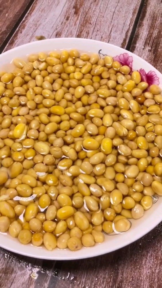 2,黄豆提前泡好备用.