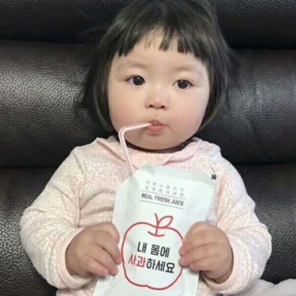最后一页 首先是第一张照片,这个小女孩抱着一个苹果饮料吸的非常起