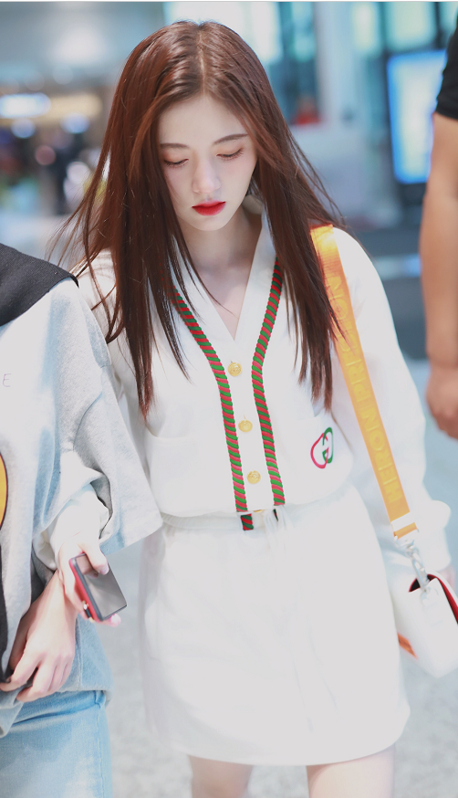 鞠婧祎穿白色卫衣搭过膝小白裙,穿出青春洋溢的既视感