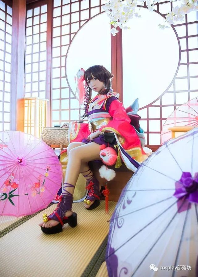 cos:阴阳师神乐,桃红背景下的和服小姐姐