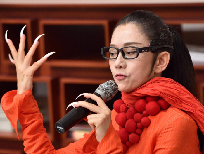 杨丽萍指甲长达5厘米为保持身材去掉一根肋骨至今未婚未育