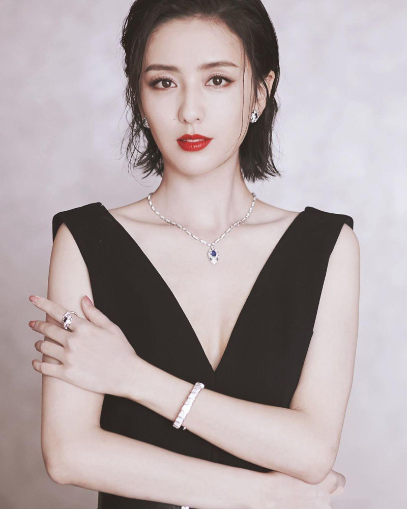 短发小油头的佟丽娅太有辨识度了,这样的新疆美女,来