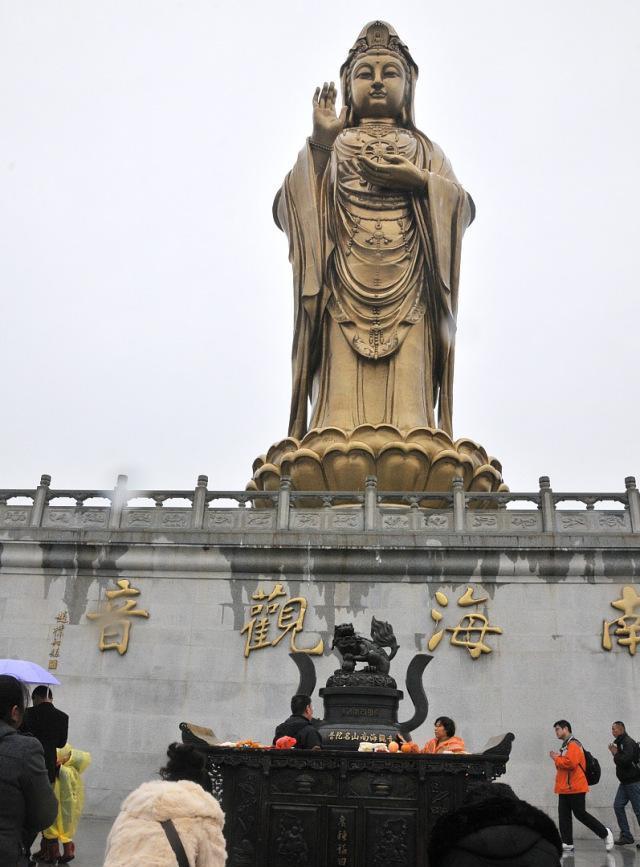 普陀山有三大镇山之宝,杨枝观音碑就是其中的一个.