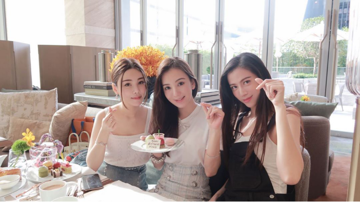方媛与网红姐妹聚餐最显高级,右边美女五官标致超像