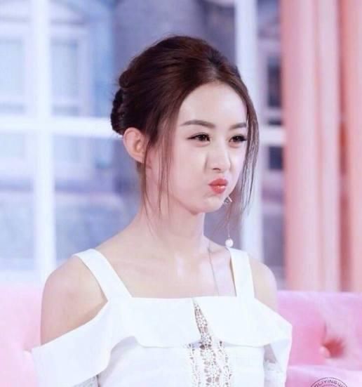 谢娜问赵丽颖:婚礼会在农村办吗?