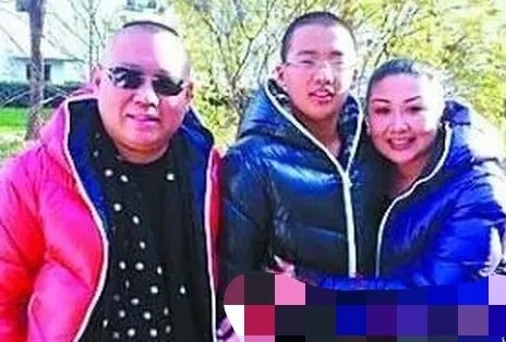 郭德纲和胡中惠离婚后,便娶了现在的老婆王慧,郭麒麟也跟着老爸生活和