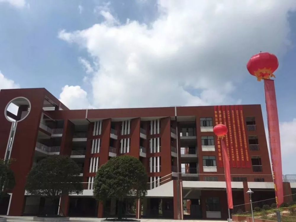 今天,邵阳市一中新校区正式投入使用了!