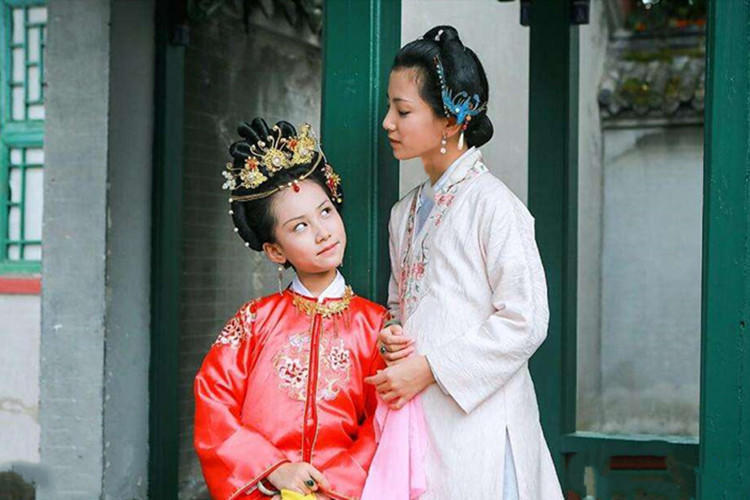王熙凤妒病人尽皆知,李纨判词"冰水空相妒",暗伏巧姐