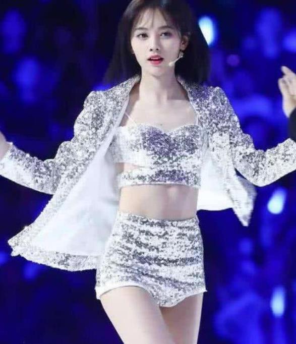 鞠婧祎终于修炼出"蝴蝶臀"?当她甩胯的那一刹,观众们