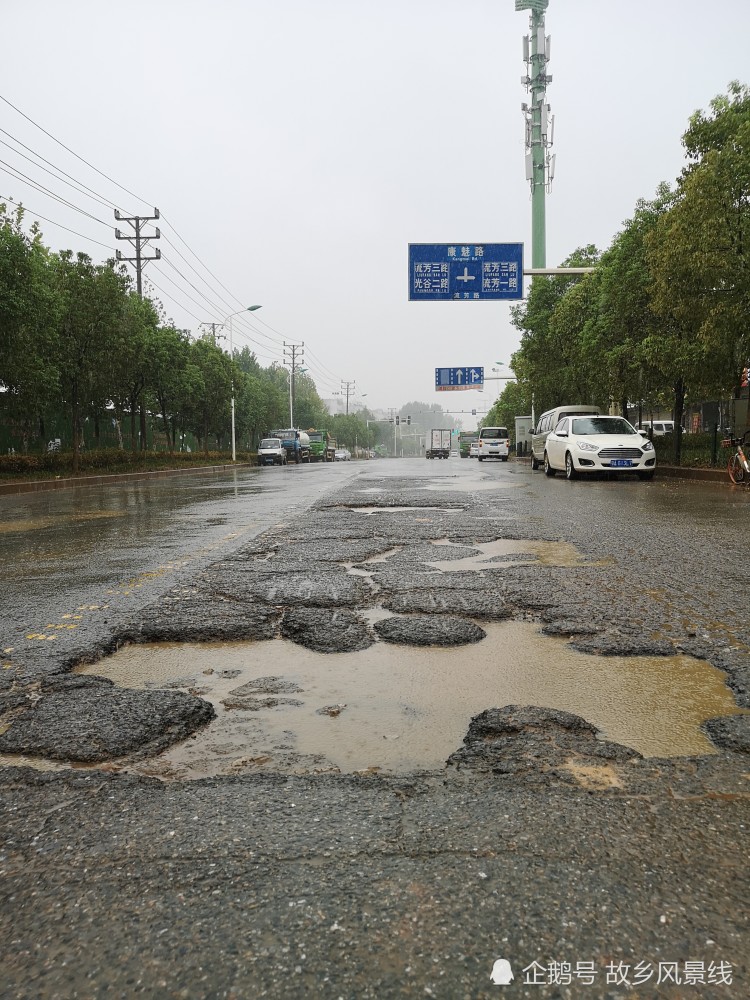 武汉佛祖岭街道流芳路破损痕迹千余个市民通行都叫骂